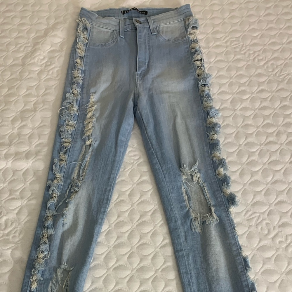 Distressed high waisted jeans